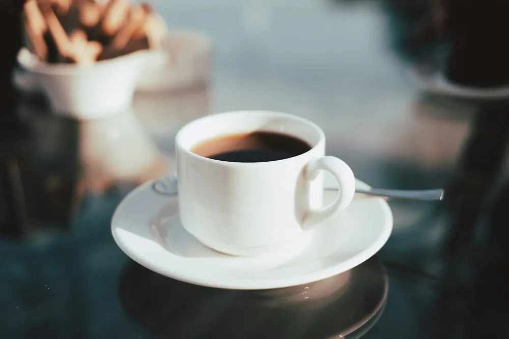 白いカップに注がれたハンドドリップコーヒー