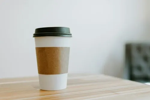 テイクアウト用のコーヒーカップ